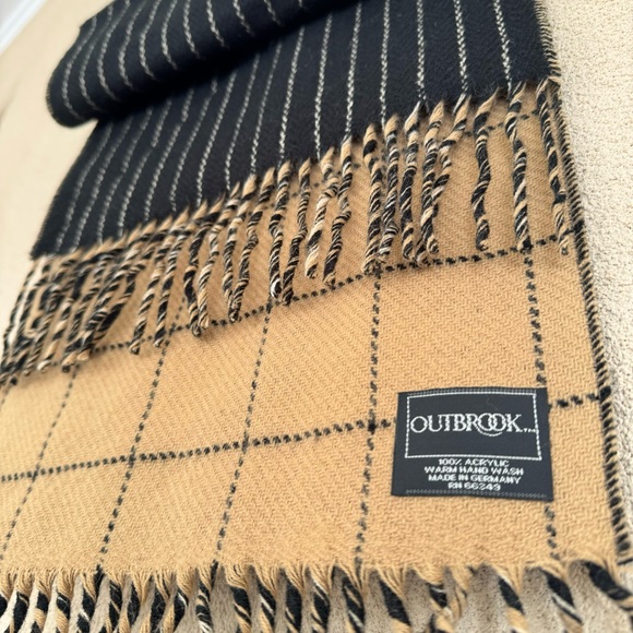 Outbrook Reversible Tan and Black Acrylic Fringe Scarf | made in Germany - Picture 6 of 7